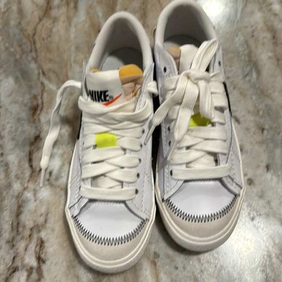 UNWORN BRAND NEW Funky NIKE SNEAKERS - Picture 3 of 7